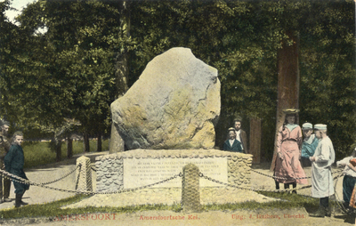 13113 Afbeelding van de Amersfoortse Kei te Amersfoort; met enkele kinderen